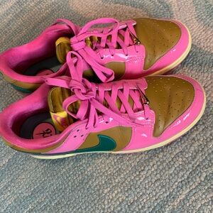 PARRIS GOEBEL X WMNS DUNK LOW 'PLAYFUL PINK'